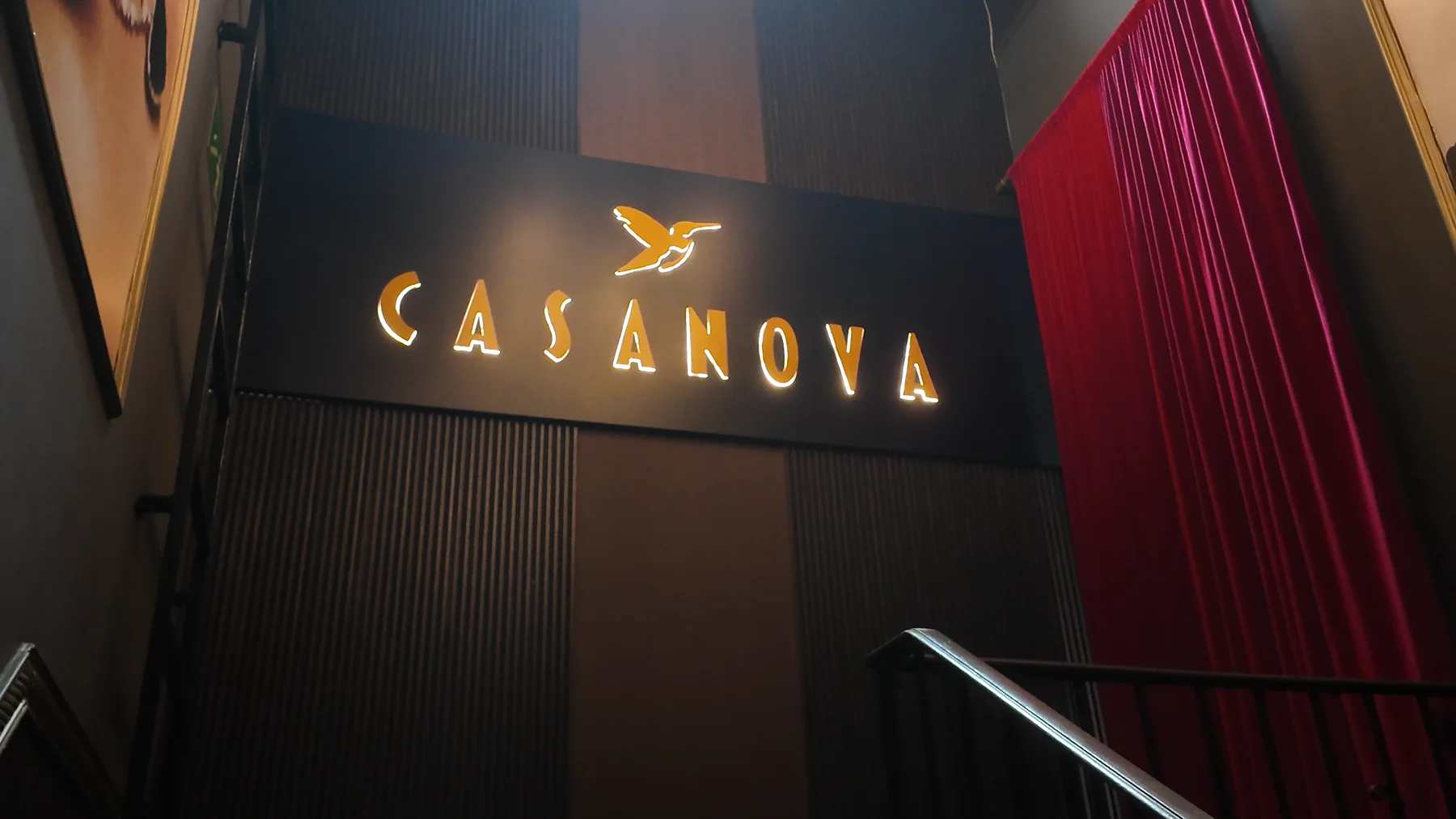 El letrero de Casanova encendido al final de la escalera, en Casco Antiguo